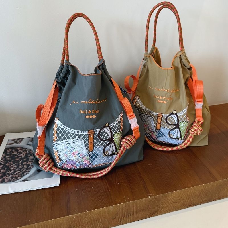 New Style Women's Shoulder Bag - Embroidery Xmas recension och pris