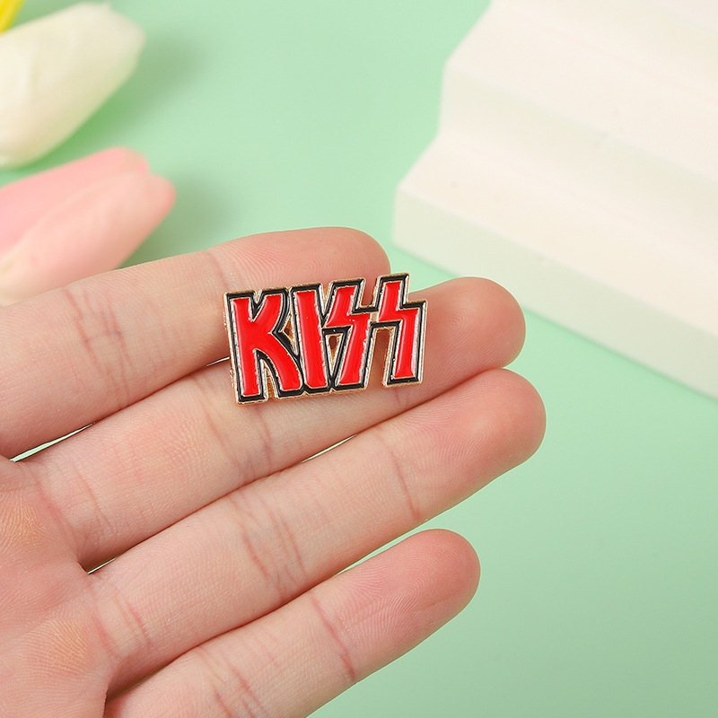 KISS Band Pin English Letters  - Embroidery Initials recension och pris